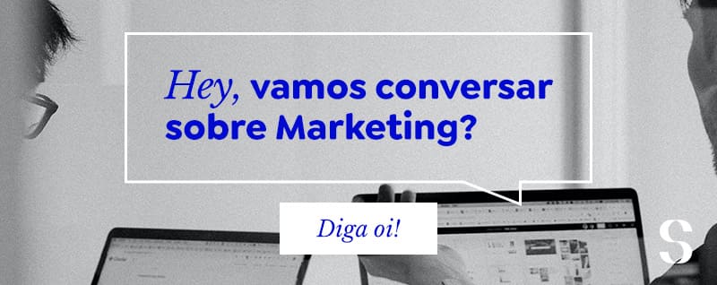 Pessoas mexendo no computador. Texto: hey, vamos conversar sobre Marketing? Diga oi!