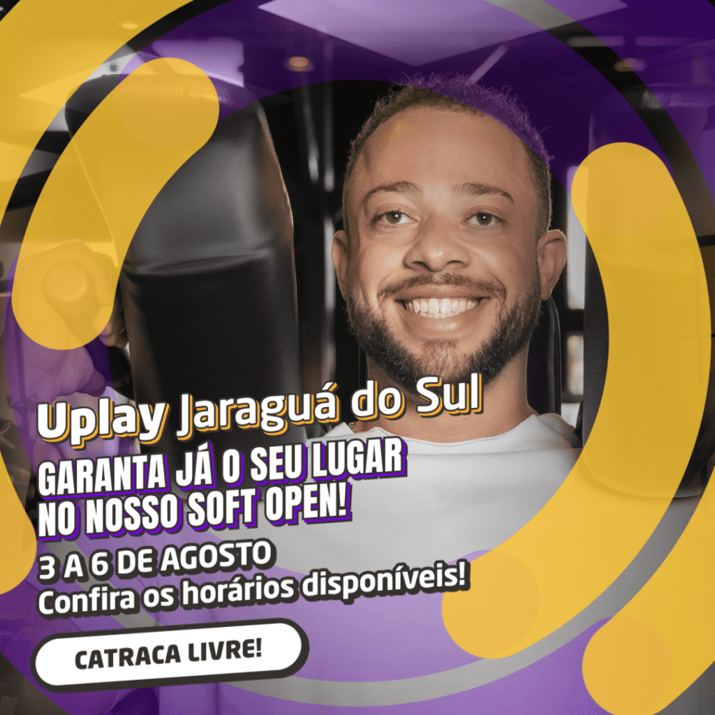 Mídia paga: Imagem de um homem, com camiseta branca, sorrindo para a câmera. Alinhado à esquerda, está escrito o texto: Uplay Jaraguá do Sul: garanta já o seu lugar no nosso soft open. Catraca livre!