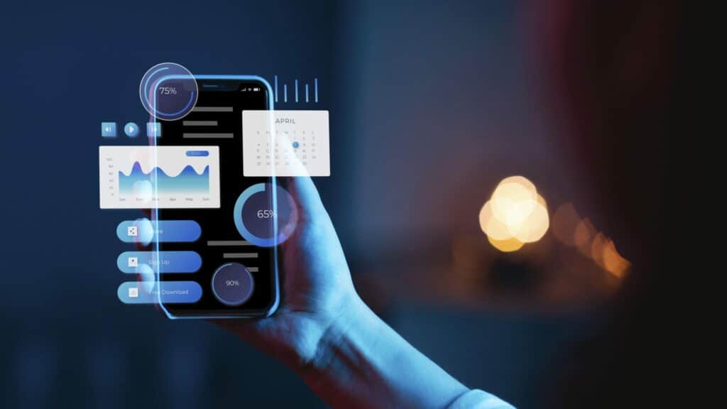Mão segura smartphone com projeções de gráficos representando resultados de tráfego pago