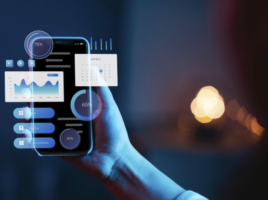 mão segura smartphone com projeções de gráficos representando resultados de tráfego pago