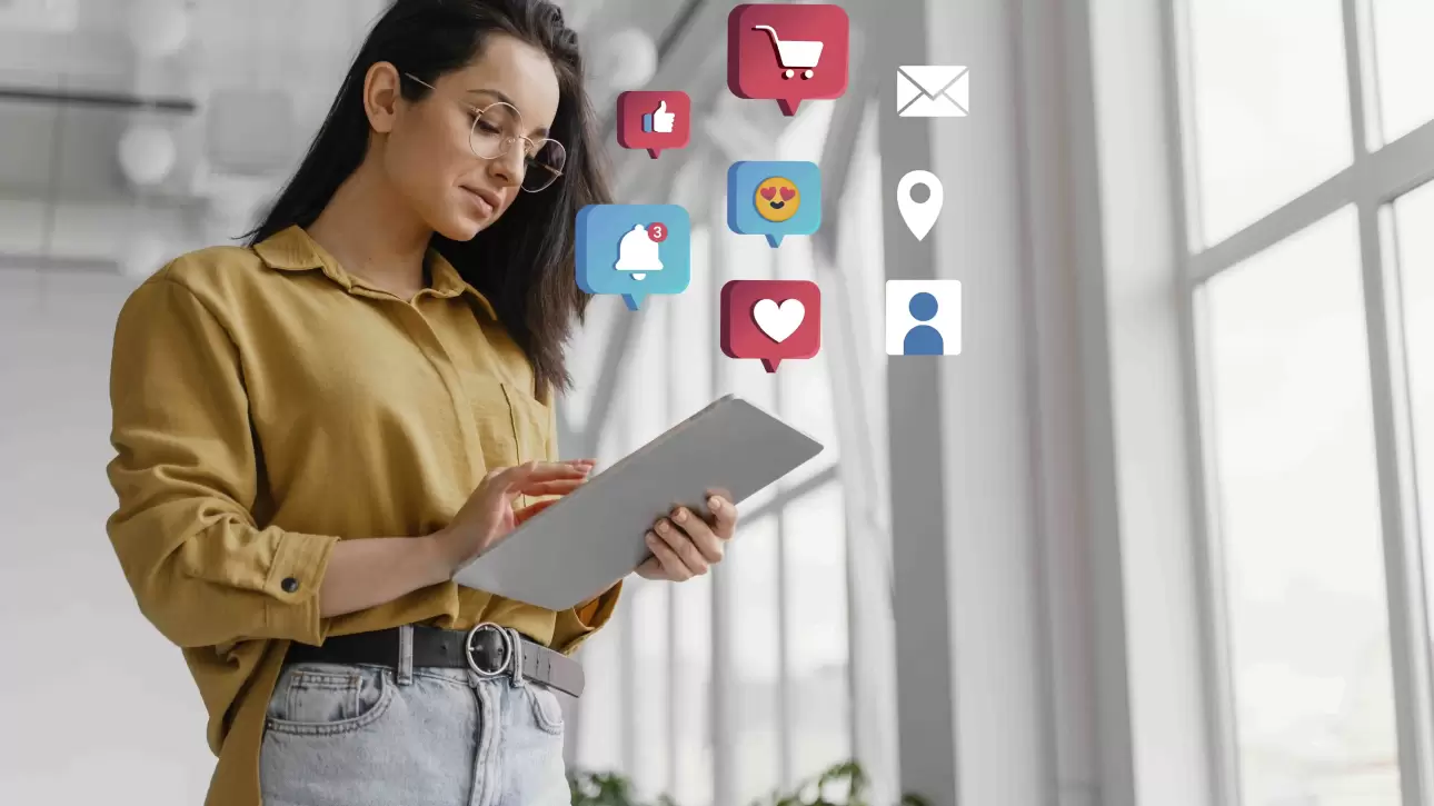 Pessoa usando tablet cercada por ícones digitais representando engajamento online, com destaque para estratégias de inbound marketing.