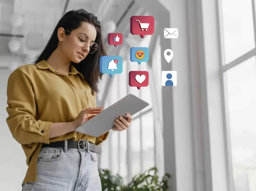 Pessoa usando tablet cercada por ícones digitais representando engajamento online, com destaque para estratégias de inbound marketing.