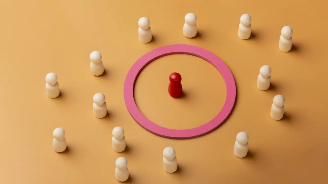 Peças de madeira representando público-alvo, com destaque visual para explicar como definir ICP.