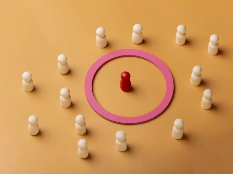 Peças de madeira representando público-alvo, com destaque visual para explicar como definir ICP.