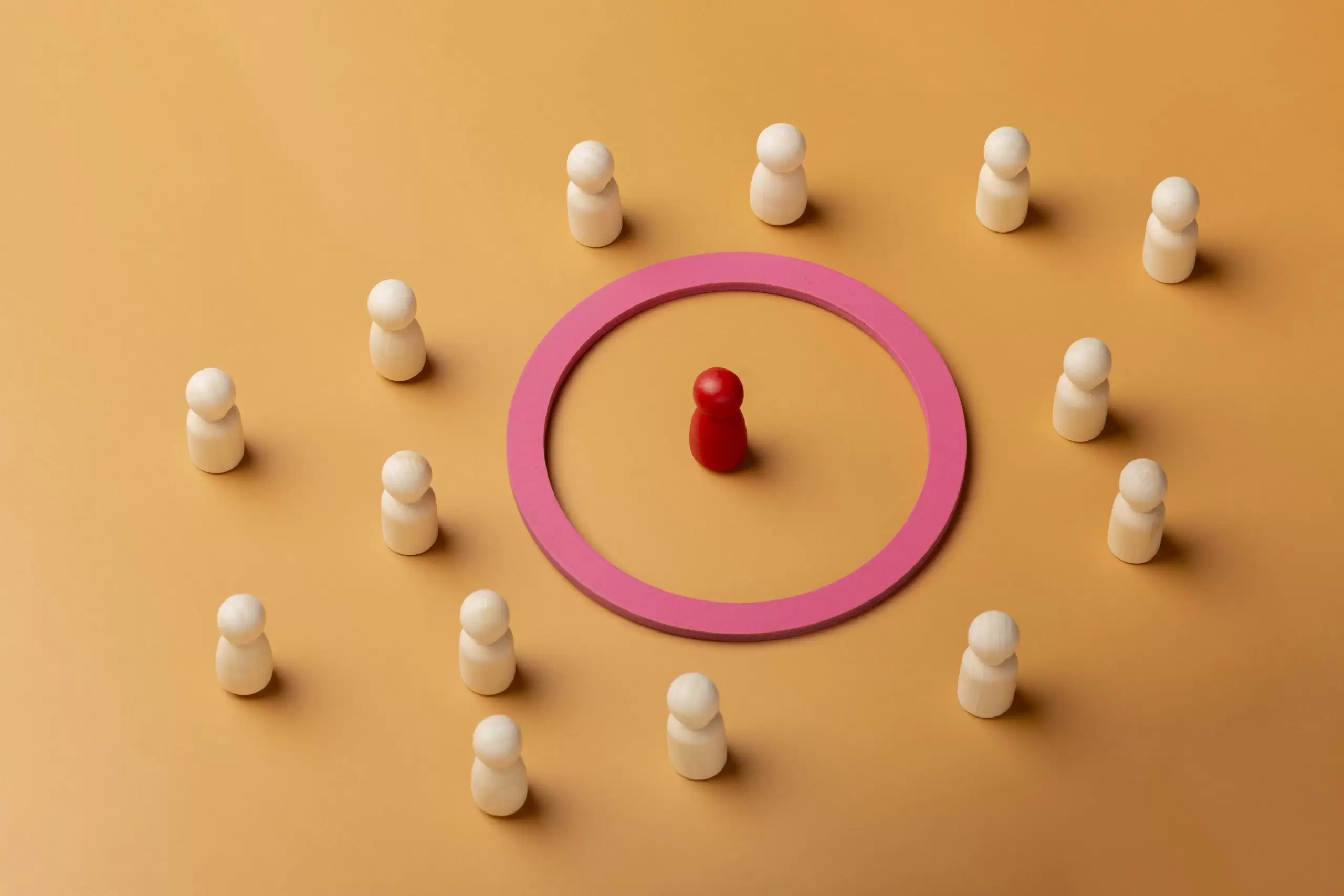 Peças de madeira representando público-alvo, com destaque visual para explicar como definir ICP.