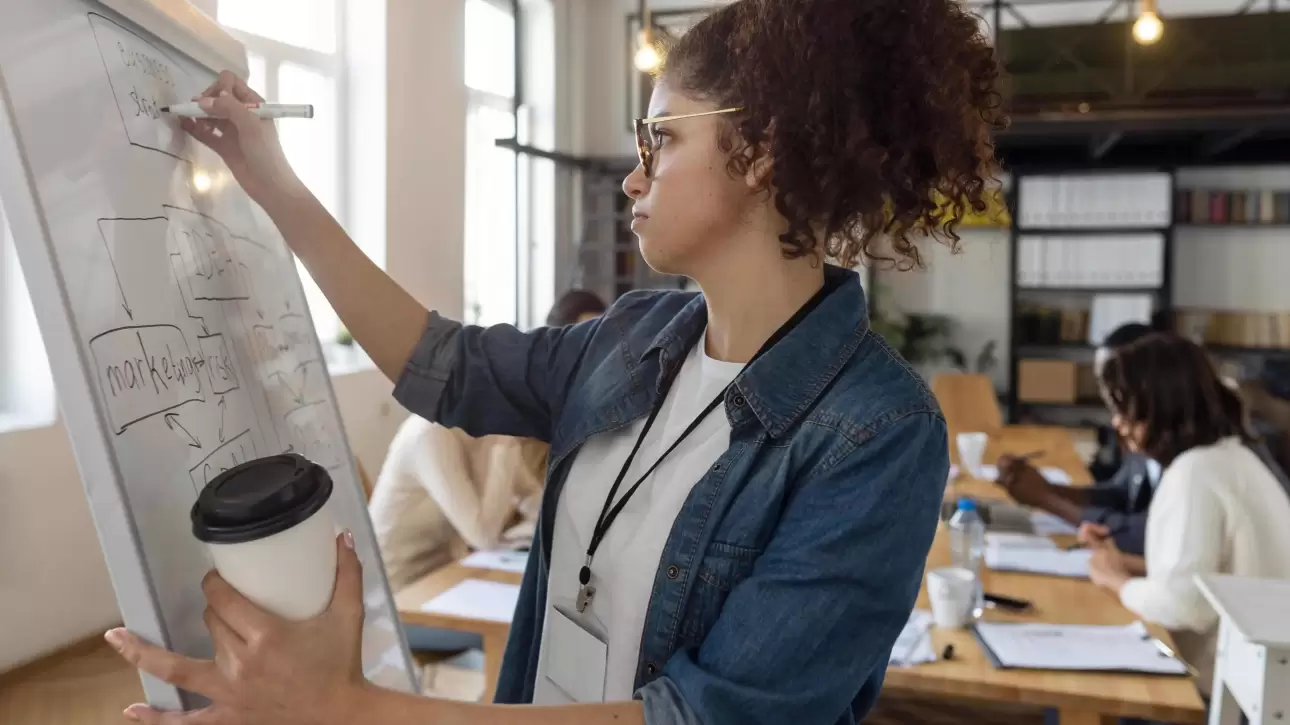 Profissional planejando estratégia de prospecção outbound em quadro de planejamento durante reunião de equipe.