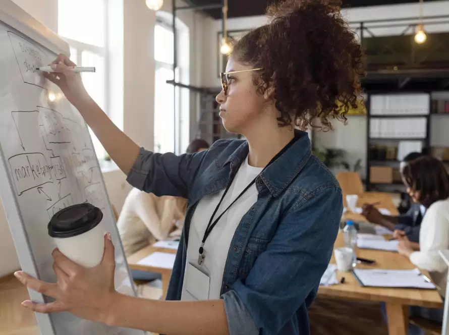 Profissional planejando estratégia de prospecção outbound em quadro de planejamento durante reunião de equipe.