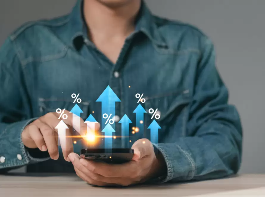 Pessoa utilizando smartphone com gráficos de crescimento, representando aumento da taxa de conversão em estratégias digitais.