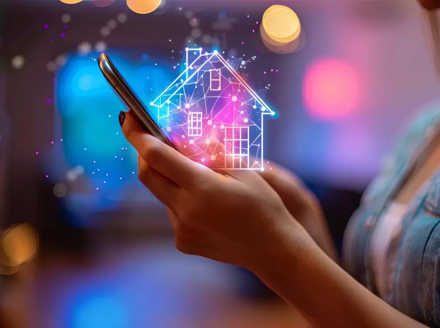 Pessoa utilizando smartphone com ilustração digital de uma casa, representando estratégias de marketing imobiliário para divulgação de empreendimentos.