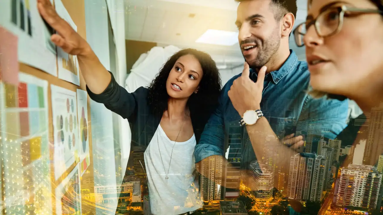 Equipe analisando dados e estratégias de marketing imobiliário para vendas de imóveis.