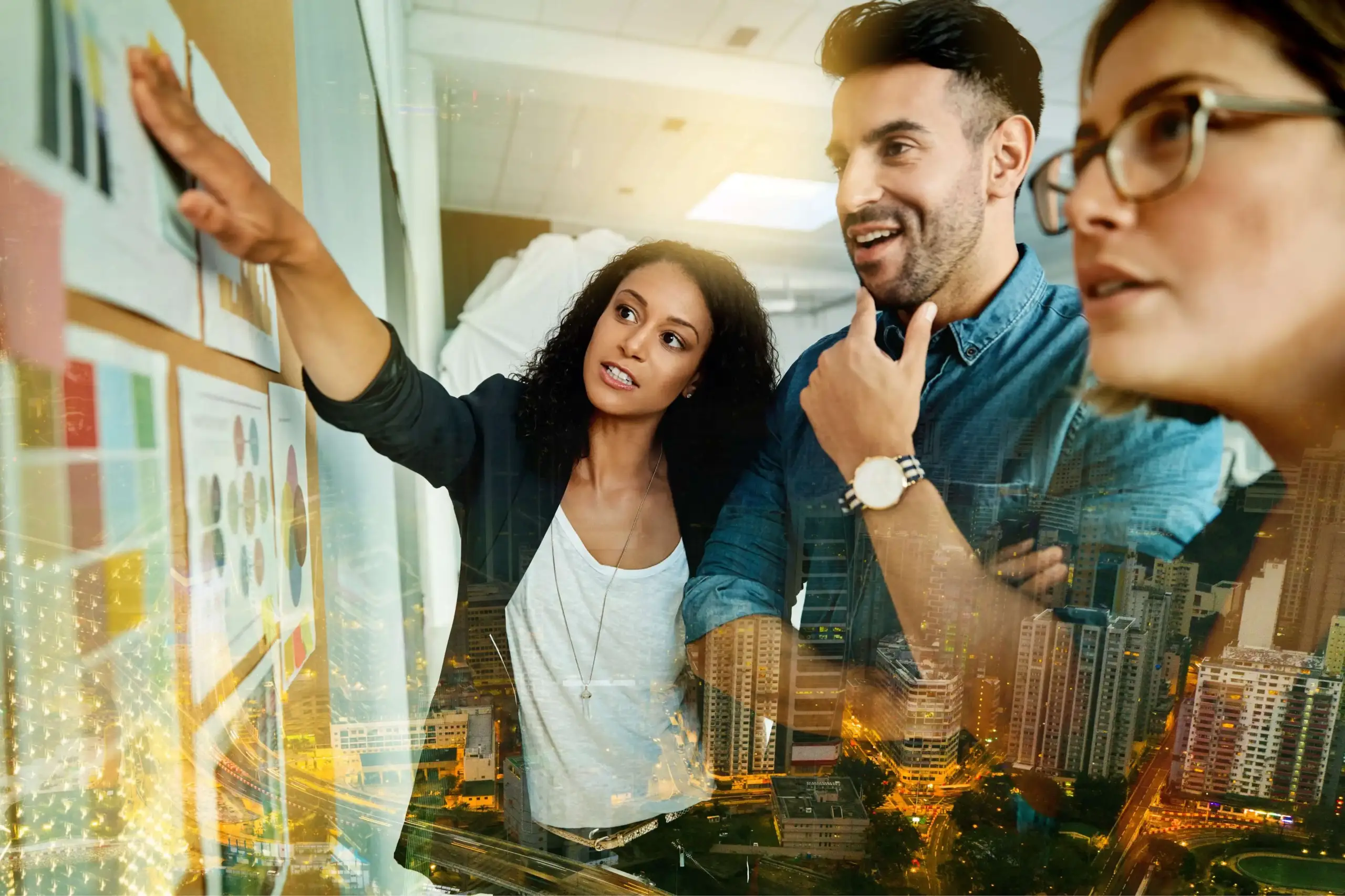 Equipe analisando dados e estratégias de marketing imobiliário para vendas de imóveis.