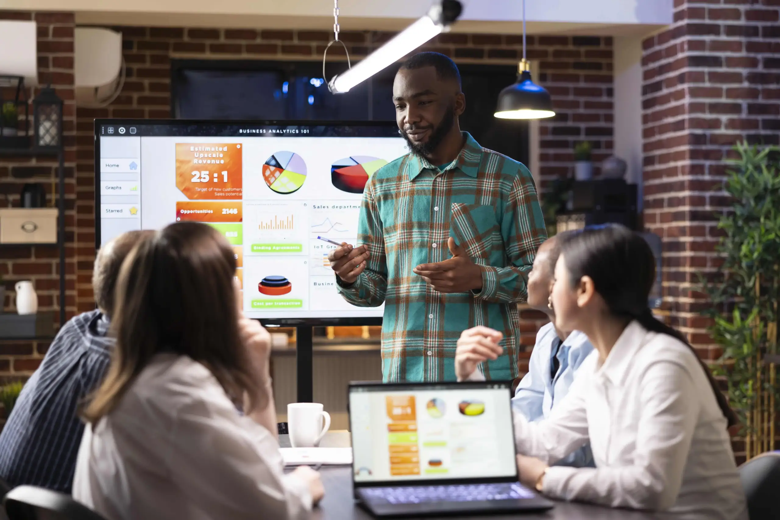 Ferramentas de marketing digital sendo apresentadas em reunião com análise de dados em tela.